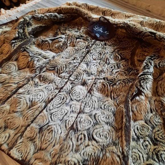 Loire NY Faux Fur Lined and Suede Windblocking Pop Up  Faux Fur Collar - Picture 4 of 11